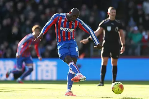 رغم لمس الكرة مرتين.. لماذا أُعيدت ركلة جزاء ماتيتا؟